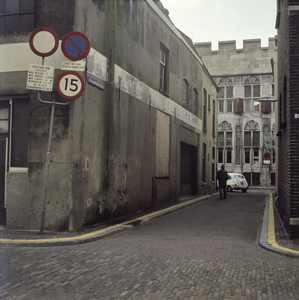 859593 Gezicht in de 3e Buurkerksteeg te Utrecht met op de achtergrond de voorgevel van het huis Zoudenbalch ...